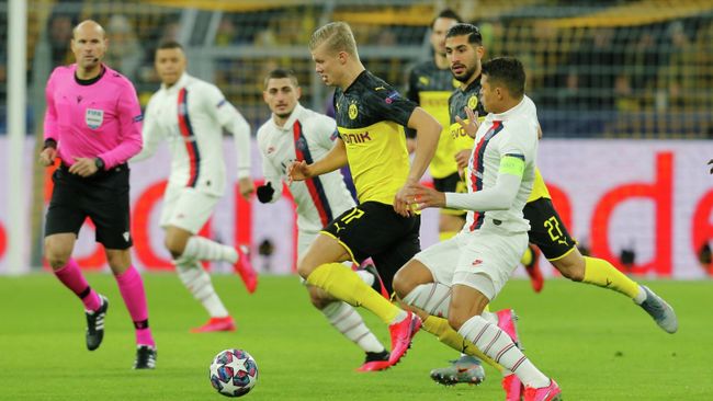 Soccer Football - Champions League - Round of 16 First Leg - Borussia Dortmund v Paris St Germain - Signal Iduna Park, Dortmund, Germany - February 18, 2020 Borussia Dortmund's Erling Braut Haaland in action with Paris St Germain's Thiago Silva REUTERS/Leon Kuegeler Soccer Football - Champions League - Round of 16 First Leg - Borussia Dortmund v Paris St Germain - Signal Iduna Park, Dortmund, Germany - February 18, 2020 Borussia Dortmund's Erling Braut Haaland in action with Paris St Germain's Thiago Silva REUTERS/Leon Kuegeler