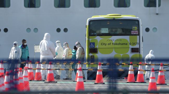 Эвакуация пассажиров круизного лайнера Diamond Princess в порту Йокогама Эвакуация пассажиров круизного лайнера Diamond Princess в порту Йокогама