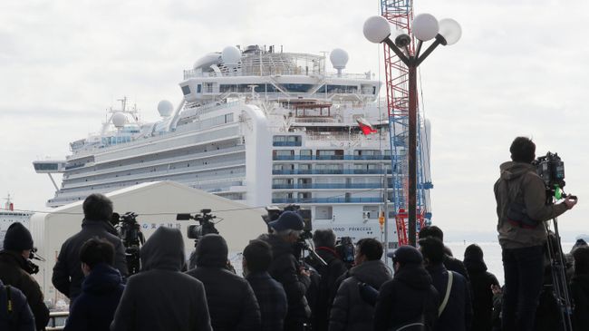 Круизный лайнер Diamond Princess в порту Йокогама Круизный лайнер Diamond Princess в порту Йокогама