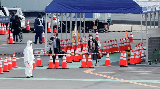 Пассажиры покидают круизный лайнер Diamond Princess в порту Йокогама Пассажиры покидают круизный лайнер Diamond Princess в порту Йокогама