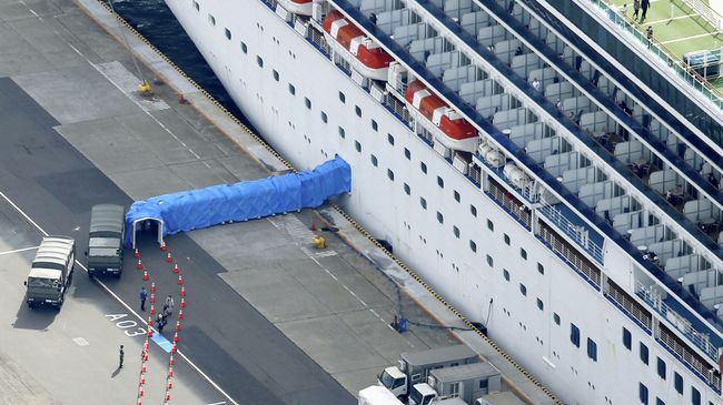 Круизный лайнер Diamond Princess в порту Йокогама Круизный лайнер Diamond Princess в порту Йокогама