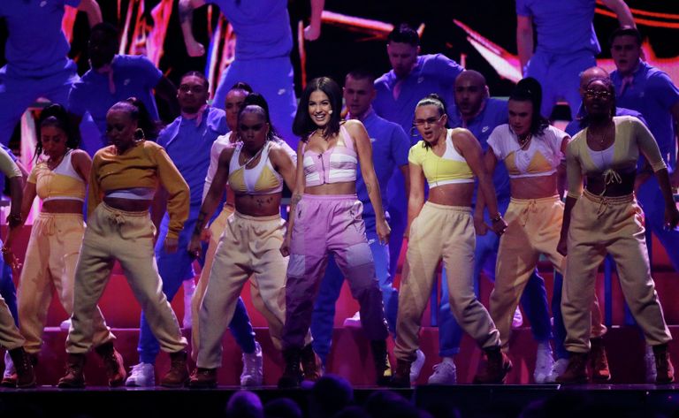Певица Mabel во время выступления на церемонии вручения премии Brit Awards в Лондоне