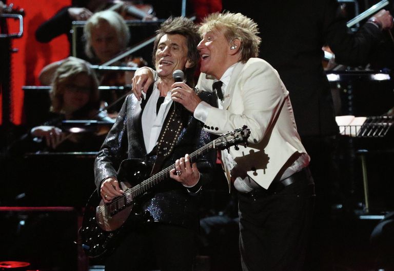 Род Стюарт и Ронни Вуд во время выступления на церемонии вручения премии Brit Awards в Лондоне