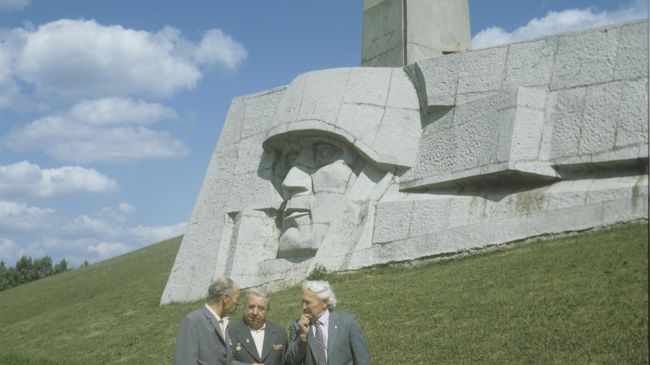 Ветераны у памятника-монумента Штыки на 40-м километре Ленинградского шоссе, у въезда в город Зеленоград.