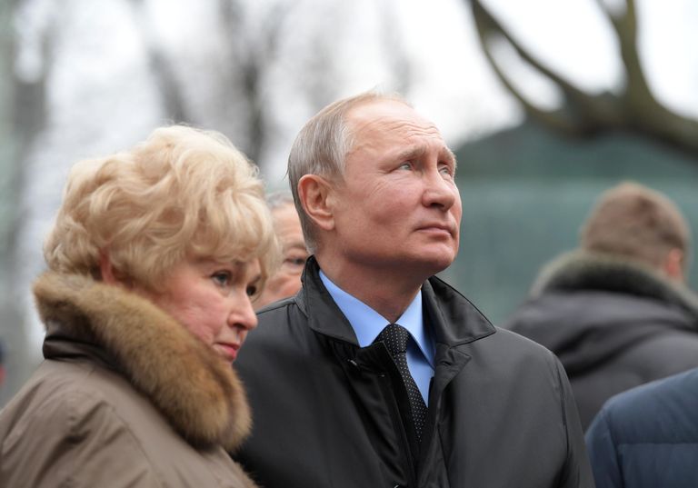 Президент РФ Владимир Путин и Людмила Нарусова на церемонии возложения цветов к памятнику первому мэру Санкт-Петербурга А. Собчаку Президент РФ Владимир Путин и Людмила Нарусова на церемонии возложения цветов к памятнику первому мэру Санкт-Петербурга А. Собчаку