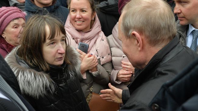 Президент РФ Владимир Путин общается с жителями Санкт-Петербурга Президент РФ Владимир Путин общается с жителями Санкт-Петербурга