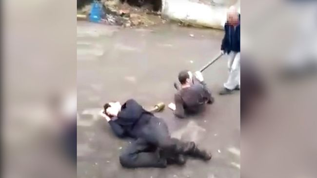 Хозяин автомойки издевается над своими сотрудниками Хозяин автомойки издевается над своими сотрудниками