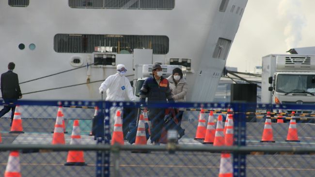 Судно Diamond Princess в порту Йокогама Судно Diamond Princess в порту Йокогама