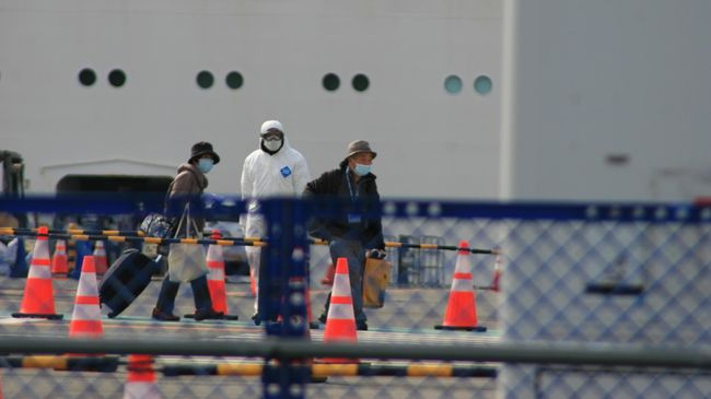 Судно Diamond Princess в порту Йокогама Судно Diamond Princess в порту Йокогама