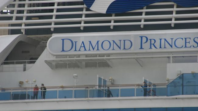 Судно Diamond Princess в порту Йокогама Судно Diamond Princess в порту Йокогама
