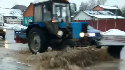 Уборка трактором луж в Саранске Уборка трактором луж в Саранске - РИА Новости, 1920, 20.02.2020