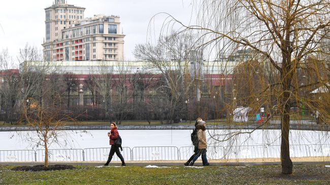Прохожие в Парке Горького в Москве Прохожие в Парке Горького в Москве