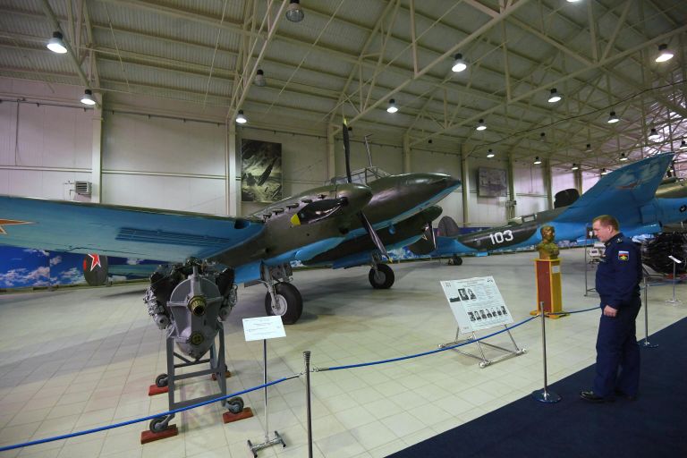 Посетитель рассматривает пикирующий бомбардировщик Пе-2 в Центральном музее Военно-воздушных сил в Монино Посетитель рассматривает пикирующий бомбардировщик Пе-2 в Центральном музее Военно-воздушных сил в Монино