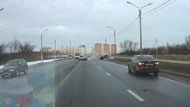 Момент смертельного лобового столкновения в Твери попал на видео Момент смертельного лобового столкновения в Твери попал на видео