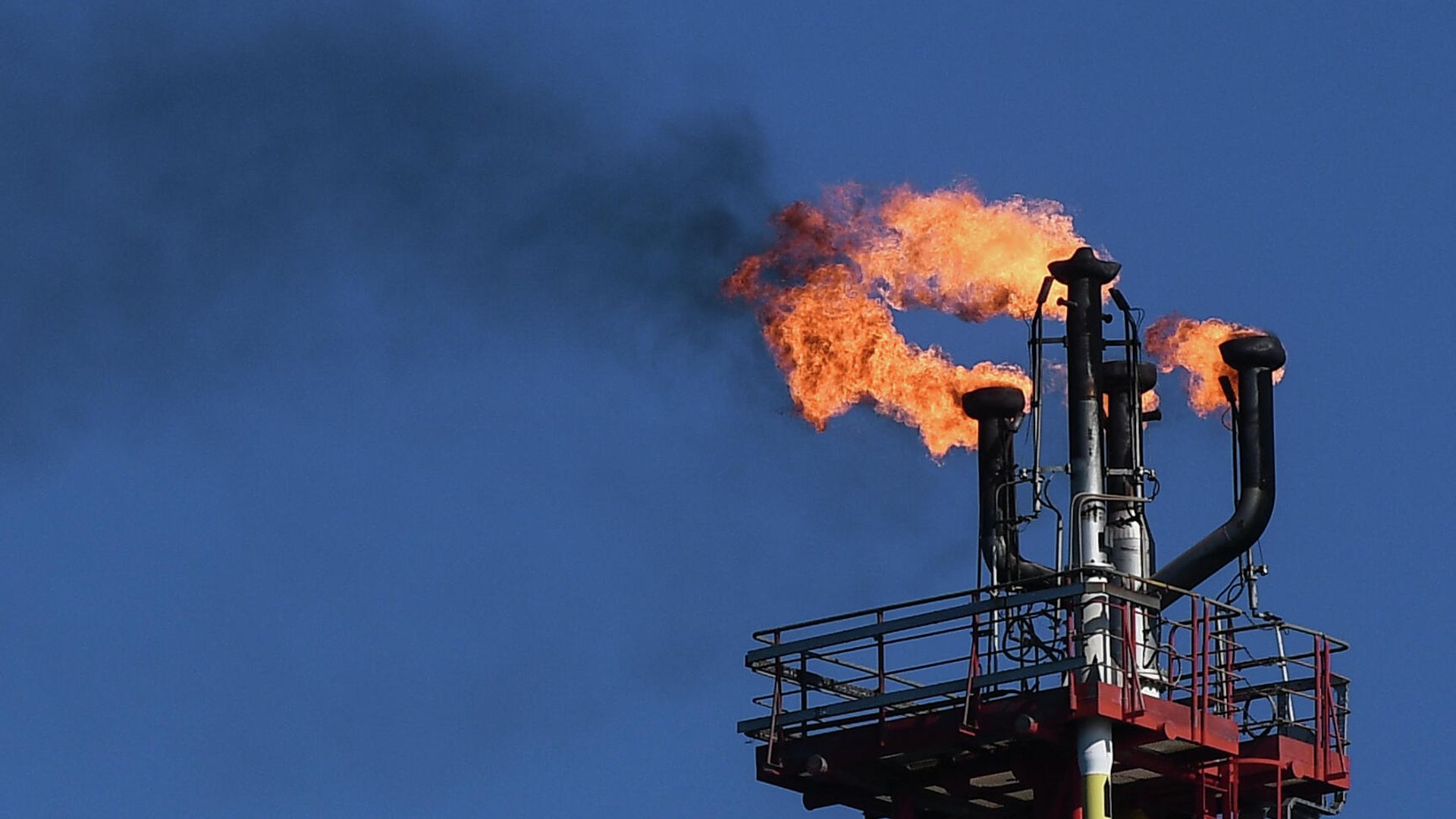 Факел стационарной платформы компании Лукойл на нефтегазоконденсатном месторождении имени Владимира Филановского в северной части акватории Каспийского моря Факел стационарной платформы компании Лукойл на нефтегазоконденсатном месторождении имени Владимира Филановского в северной части акватории Каспийского моря - РИА Новости, 1920, 14.05.2021