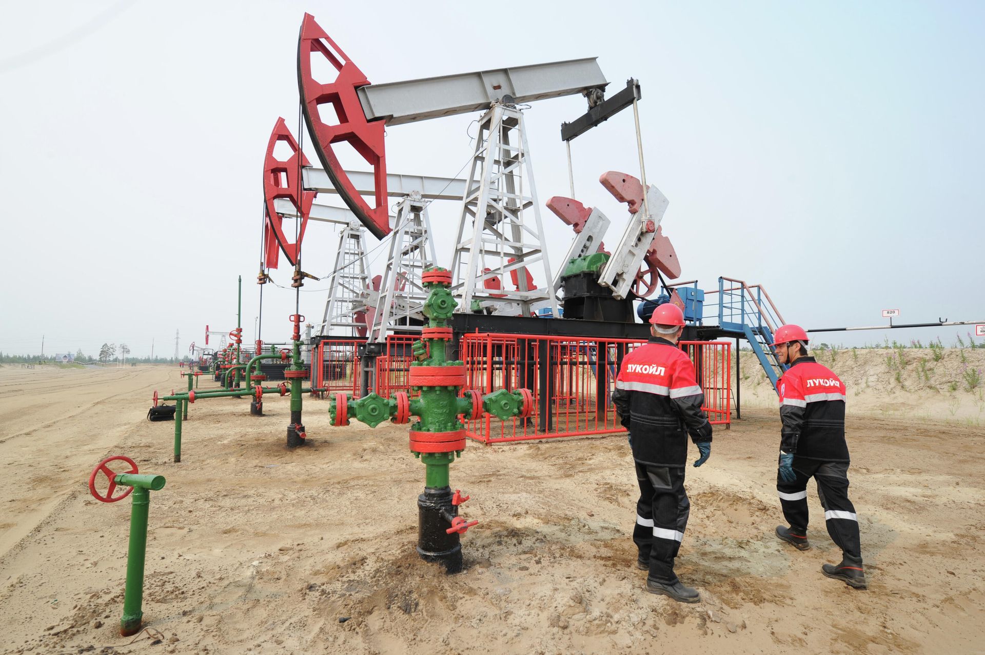 Сотрудники компании Лукойл на нефтяном кусте в районе города Покачи Сотрудники компании Лукойл на нефтяном кусте в районе города Покачи - РИА Новости, 1920, 19.09.2024