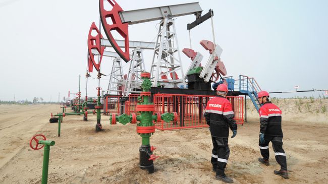 Сотрудники компании Лукойл на нефтяном кусте в районе города Покачи Сотрудники компании Лукойл на нефтяном кусте в районе города Покачи
