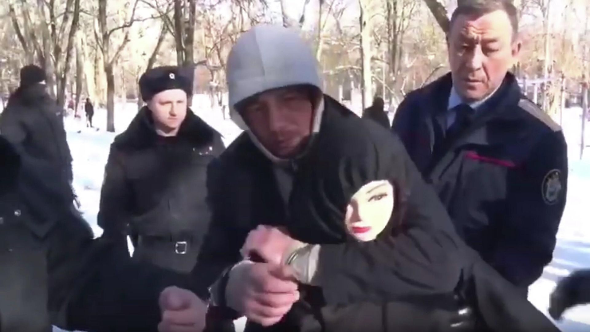 Обвиняемый в совершении сексуальных преступлений в отношении женщин и их убийствах Давид Сарабашян во время следственного эксперимента Обвиняемый в совершении сексуальных преступлений в отношении женщин и их убийствах Давид Сарабашян во время следственного эксперимента - РИА Новости, 1920, 21.02.2020