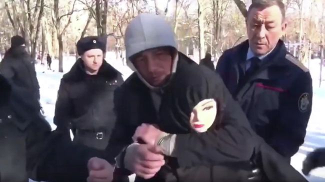 Обвиняемый в совершении сексуальных преступлений в отношении женщин и их убийствах Давид Сарабашян во время следственного эксперимента Обвиняемый в совершении сексуальных преступлений в отношении женщин и их убийствах Давид Сарабашян во время следственного эксперимента