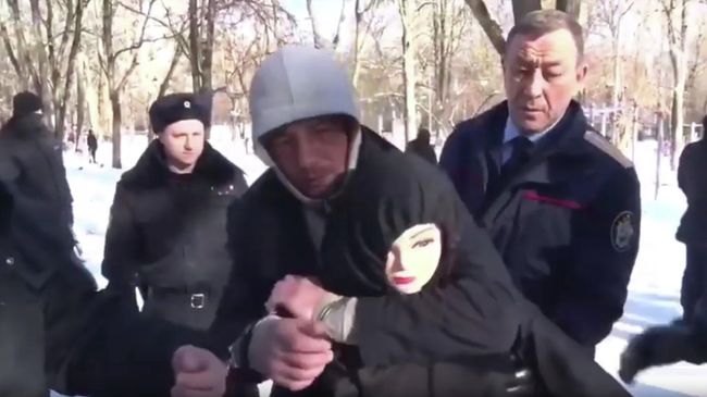 Обвиняемый в совершении сексуальных преступлений в отношении женщин и их убийствах Давид Сарабашян во время следственного эксперимента Обвиняемый в совершении сексуальных преступлений в отношении женщин и их убийствах Давид Сарабашян во время следственного эксперимента