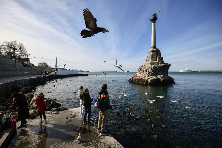 На набережной в Севастополе у памятника Затопленным кораблям