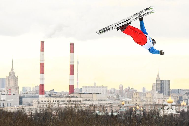 Артем Потапов (Россия) выступает в дисциплине лыжная акробатика среди мужчин на этапе Кубка мира 2019/2020 по фристайлу в Москве