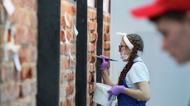 Реставратор на специализированной выставке по сохранению, реставрации, использованию и популяризации культурного наследия