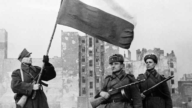 Воины Войска Польского (слева с флагом) и Советской Армии (справа) перед водружением государственного флага Польши над освобожденной Варшавой Воины Войска Польского (слева с флагом) и Советской Армии (справа) перед водружением государственного флага Польши над освобожденной Варшавой