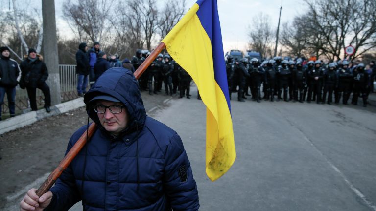 Акция протеста в Полтавской области против прибытия самолета с эвакуированными людьми из Китая. 20 февраля 2020