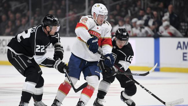 LOS ANGELES, CALIFORNIA - FEBRUARY 20: Frank Vatrano #77 of the Florida Panthers splits the defense of Trevor Lewis #22 and Trevor Moore #12 of the Los Angeles Kings during the first period at Staples Center on February 20, 2020 in Los Angeles, California. Harry How/Getty Images/AFP LOS ANGELES, CALIFORNIA - FEBRUARY 20: Frank Vatrano #77 of the Florida Panthers splits the defense of Trevor Lewis #22 and Trevor Moore #12 of the Los Angeles Kings during the first period at Staples Center on February 20, 2020 in Los Angeles, California. Harry How/Getty Images/AFP