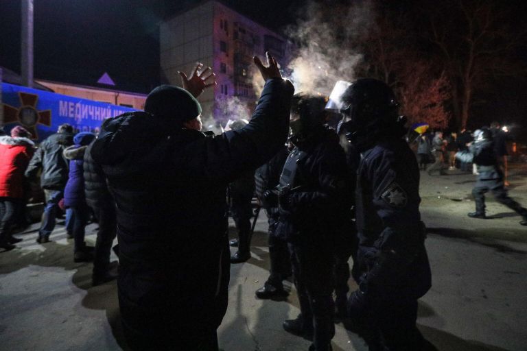 Акция протеста в Полтавской области против прибытия самолета с эвакуированными людьми из Китая Акция протеста в Полтавской области против прибытия самолета с эвакуированными людьми из Китая