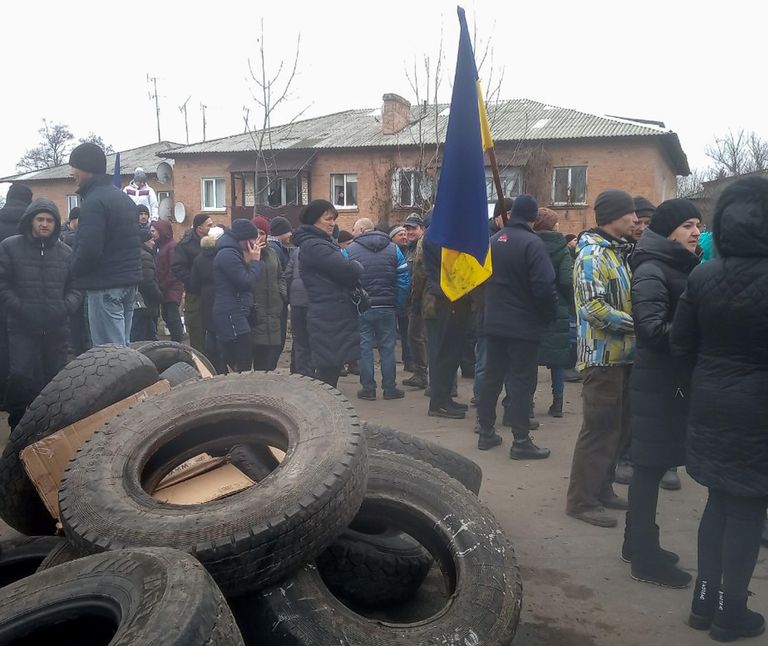 Акция протеста в Полтавской области против прибытия самолета с эвакуированными людьми из Китая Акция протеста в Полтавской области против прибытия самолета с эвакуированными людьми из Китая