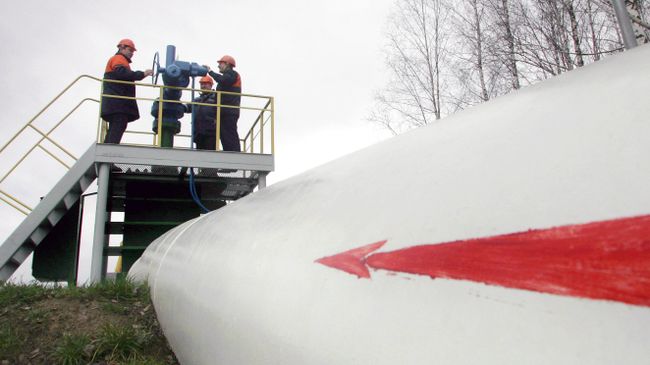 Рабочие на нефтепроводе Дружба Рабочие на нефтепроводе Дружба