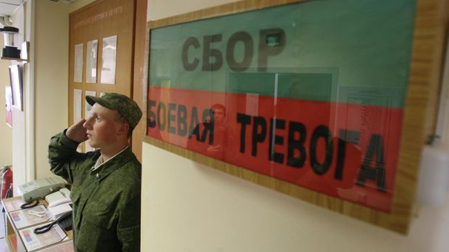 Военнослужащий отдает честь у входа в казарму Военнослужащий отдает честь у входа в казарму