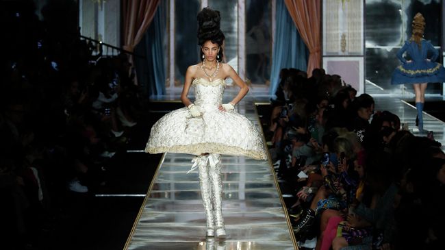Показ Moschino Осень-Зима 2020/2021