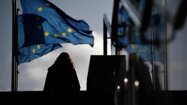 Женщина у здания Европейского парламента в Брюсселе Женщина у здания Европейского парламента в Брюсселе