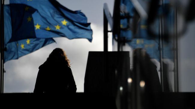 Женщина у здания Европейского парламента в Брюсселе Женщина у здания Европейского парламента в Брюсселе