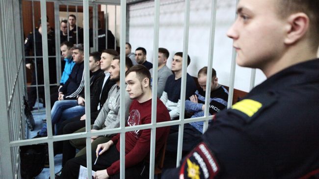 Фигуранты уголовного дела об избиении в ярославской колонии заключенного Евгения Макарова на заседании в Дзержинском районном суде Ярославля