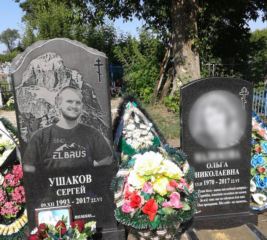 После смерти сына Ольга установила памятник и себе После смерти сына Ольга установила памятник и себе