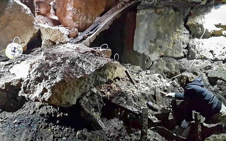 Расчистка снарядных погребов орудийного блока первого башни 35-й батареи