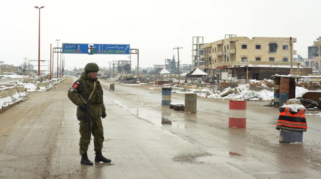 Патруль российской военной полиции в районе освобожденного от боевиков города Маарет-Нууман в провинции Идлиб Патруль российской военной полиции в районе освобожденного от боевиков города Маарет-Нууман в провинции Идлиб