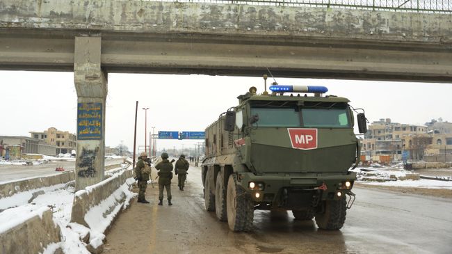 Патруль российской военной полиции в районе освобожденного от боевиков города Маарет-Нууман в провинции Идлиб Патруль российской военной полиции в районе освобожденного от боевиков города Маарет-Нууман в провинции Идлиб