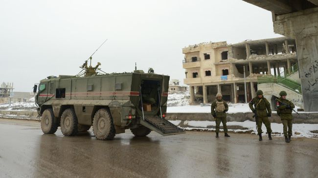 Патруль российской военной полиции в районе освобожденного от боевиков города Маарет-Нууман в провинции Идлиб