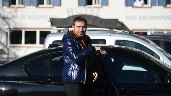 Биатлонист, депутат Государственной Думы РФ Антон Шипулин у спа-отеля Bagni di Salomone, где размещена сборная России по биатлону итальянской Антерсельве Биатлонист, депутат Государственной Думы РФ Антон Шипулин у спа-отеля Bagni di Salomone, где размещена сборная России по биатлону итальянской Антерсельве