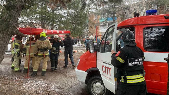 Сотрудники спасательной службы МЧС РФ на месте взрыва бытового газа в трехэтажном жилом доме в Азове в Ростовской области Сотрудники спасательной службы МЧС РФ на месте взрыва бытового газа в трехэтажном жилом доме в Азове в Ростовской области