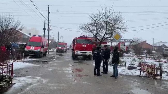 Сотрудники спасательной службы МЧС РФ на месте взрыва бытового газа в трехэтажном жилом доме в Азове в Ростовской области Сотрудники спасательной службы МЧС РФ на месте взрыва бытового газа в трехэтажном жилом доме в Азове в Ростовской области