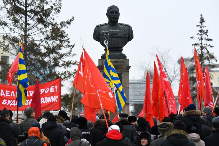 Митинг КПРФ в честь 102-й годовщины создания Рабоче-крестьянской Красной армии и Военно-Морского флота возле бюста Александра Покрышкина на Красном проспекте в Новосибирске Митинг КПРФ в честь 102-й годовщины создания Рабоче-крестьянской Красной армии и Военно-Морского флота возле бюста Александра Покрышкина на Красном проспекте в Новосибирске