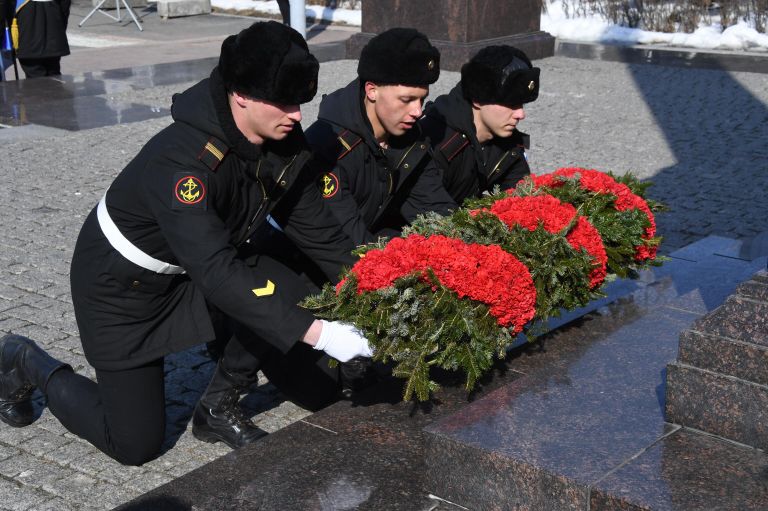 Возложение цветов к мемориалу на центральной площади Владивостока во время праздничных мероприятий в честь Дня защитника отечества Возложение цветов к мемориалу на центральной площади Владивостока во время праздничных мероприятий в честь Дня защитника отечества