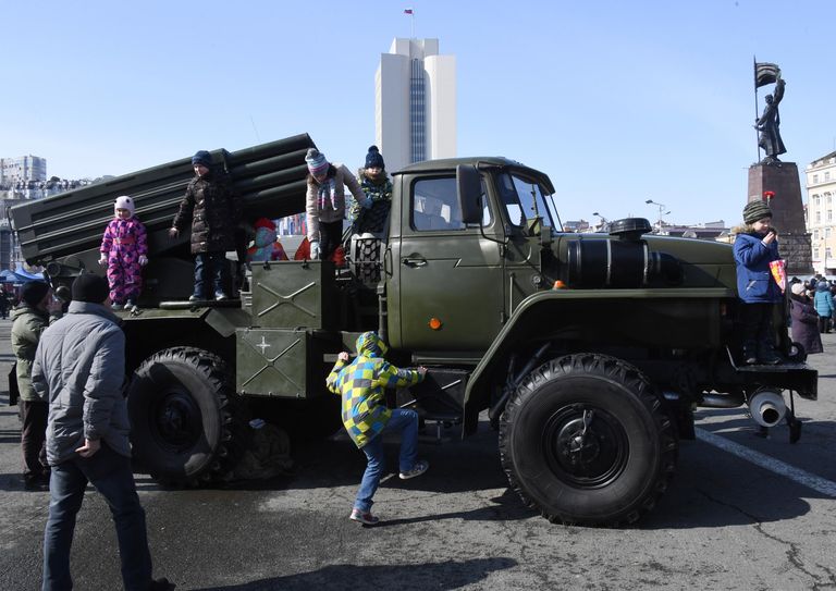 Реактивная система залпового огня РСЗО БМ-21 Град на выставке военной техники во время праздничных мероприятий в честь Дня защитника отечества во Владивостоке Реактивная система залпового огня РСЗО БМ-21 Град на выставке военной техники во время праздничных мероприятий в честь Дня защитника отечества во Владивостоке