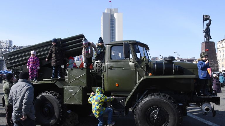 Реактивная система залпового огня РСЗО БМ-21 Град на выставке военной техники во время праздничных мероприятий в честь Дня защитника отечества во Владивостоке